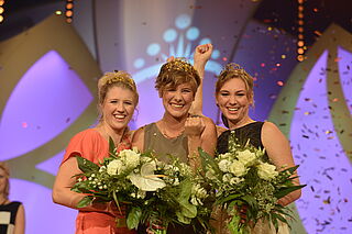 Die 67. Deutsche Weinkönigin heißt Josefine Schlumber, ihre Prinzessinnen Caroline Guthier (links) und Katharina Fladung 